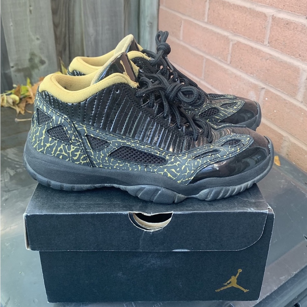 Jordan 11 Low IE Black / Gold 
Size 6.5 women’s / 5Y